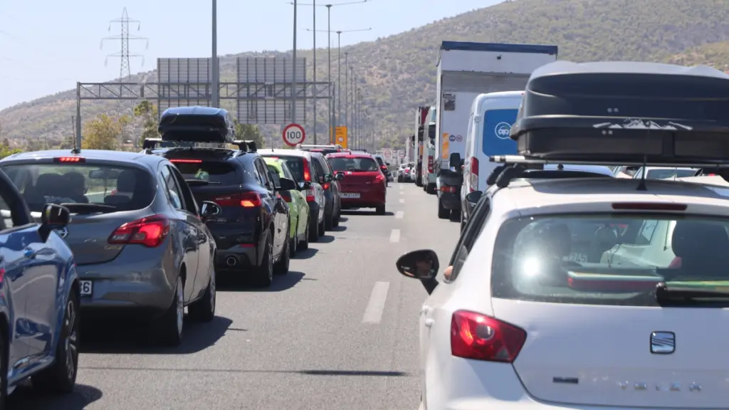 Κίνηση: Ουρές χιλιομέτρων στον Κηφισό – Προβλήματα σε Μεσογείων, Κηφισίας και Ποσειδώνος