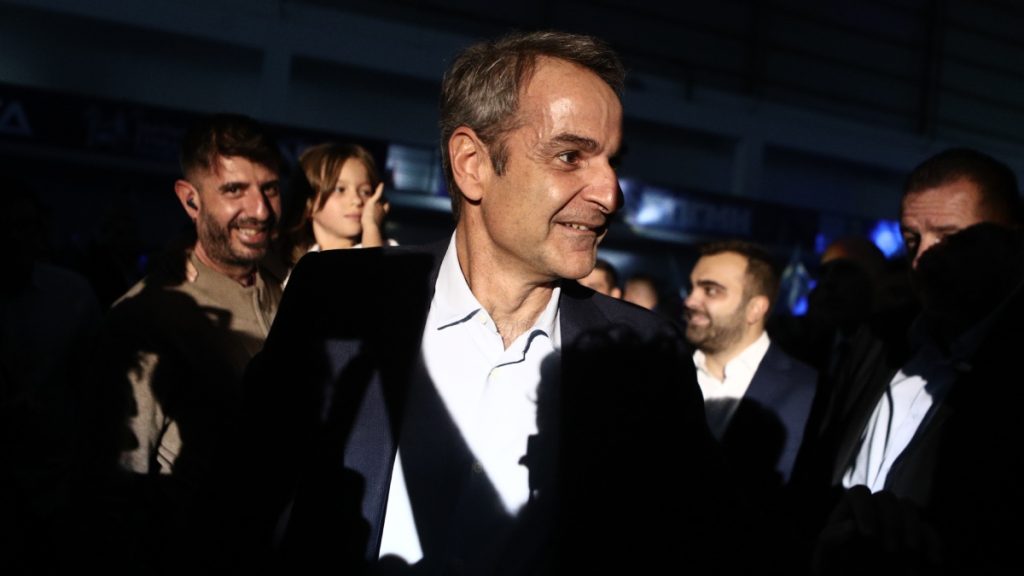 Κυριάκος Μητσοτάκης: Υπό τους ήχους του «We Will Rock You» η υποδοχή στο συνέδριο της ΟΝΝΕΔ
