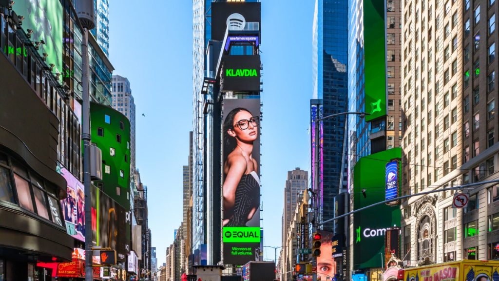 Klavdia: Στην Times Square για την παγκόσμια καμπάνια Equal του Spotify, εκπροσωπώντας την Ελλάδα