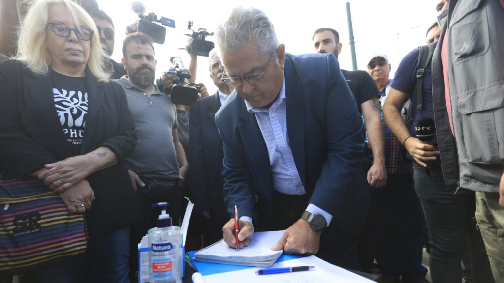 Κουτσούμπας: Το χειρόγραφο σημείωμα στον Πάνο Ρούτσι – “Είμαστε μαζί σου μέχρι την τελική δικαίωση”