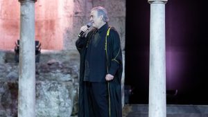 Λάκης Λαζόπουλος: «Καγκουρό στην Πίνδο, Porsche στις στάνες & πρόβατα μάρτυρες στην εκπομπή μου»