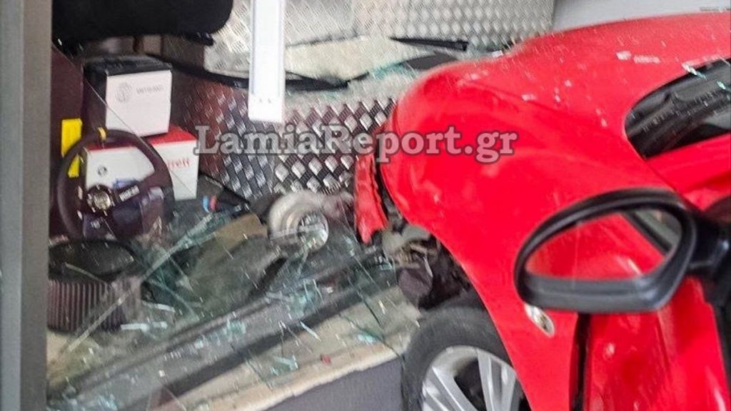 Λαμία: Αυτοκίνητο «καρφώθηκε» σε κατάστημα μετά από απώλεια ελέγχου