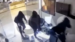 Λάρισα: Γιοι γνωστών οικογενειών της πόλης “μπούκαραν” σε μαγαζιά με βαριοπούλες – “Θέλαμε να έχουμε πολλά λεφτά να ξοδεύουμε”