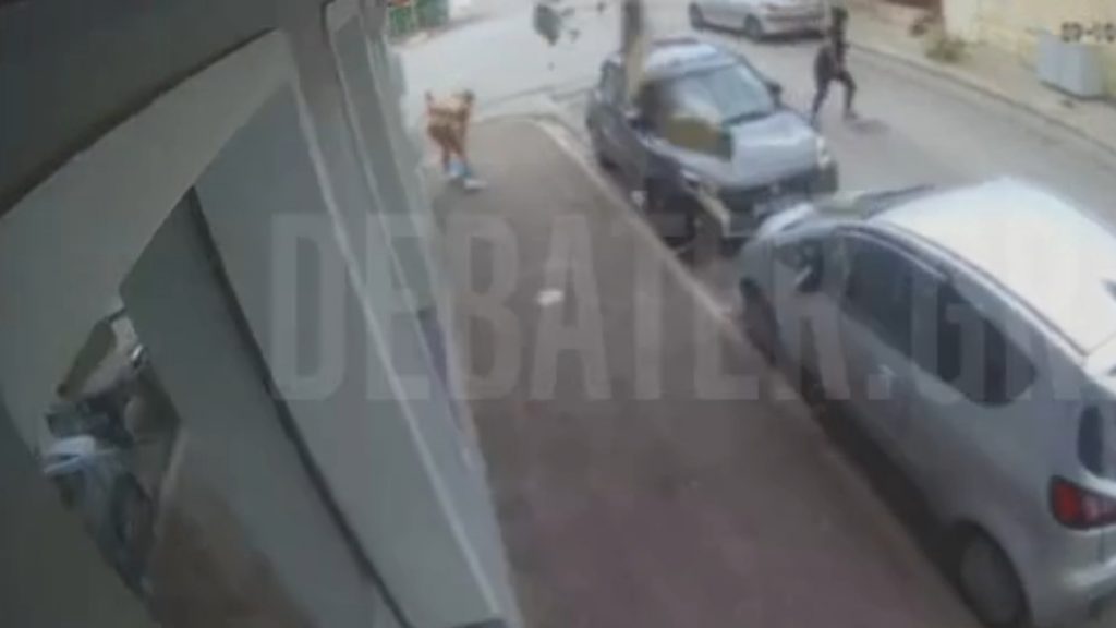 Λαύριο: Βίντεο ντοκουμέντο που κόβει την ανάσα – Η στιγμή που καταρρέει το μπαλκόνι και η γυναίκα σώζεται από θαύμα