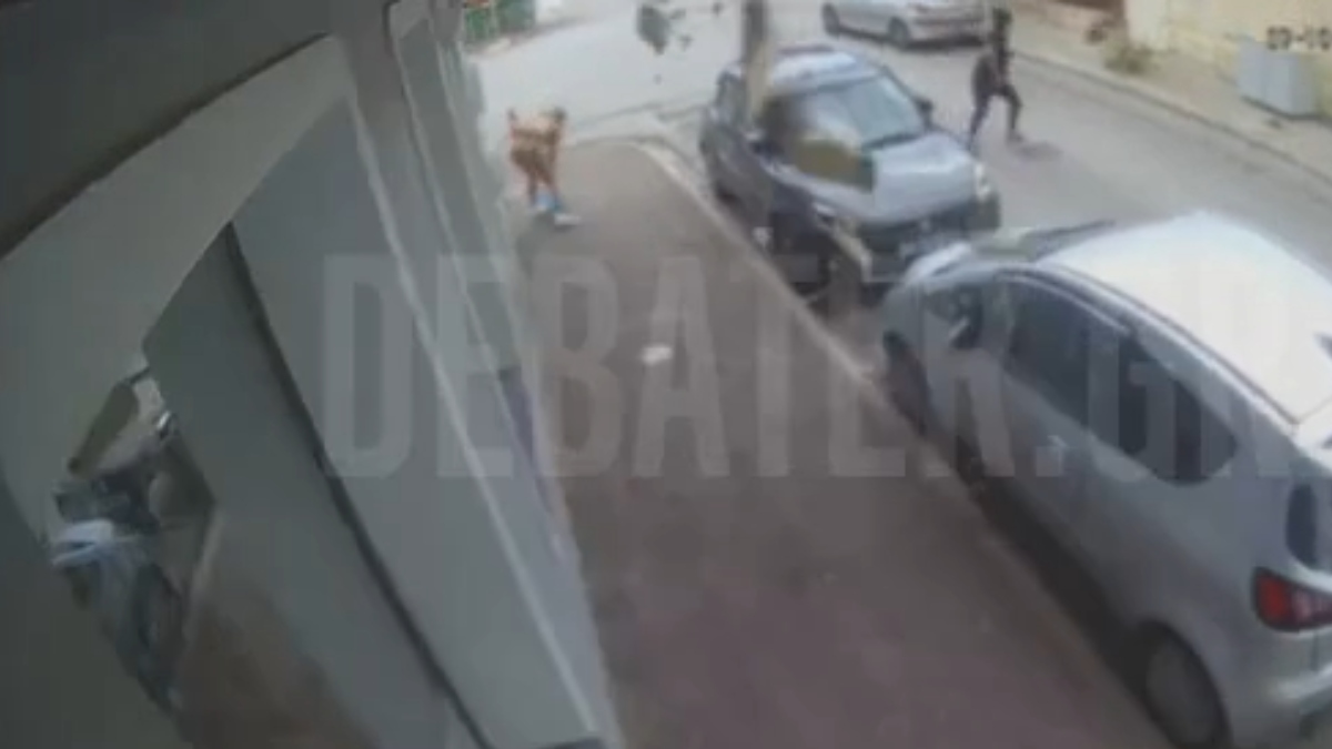 Λαύριο: Η στιγμή που καταρρέει το μπαλκόνι και δυο γυναίκες σώζονται από θαύμα – «Παναγιά μου ευτυχώς που δεν σκοτώθηκα»