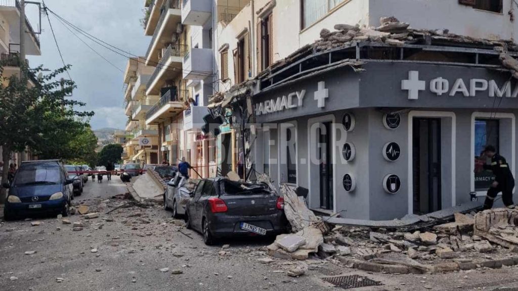 Κατάρρευση μπαλκονιού στο Λαύριο – Δεν υπάρχει αναφορά για τραυματισμούς (φωτογραφίες)