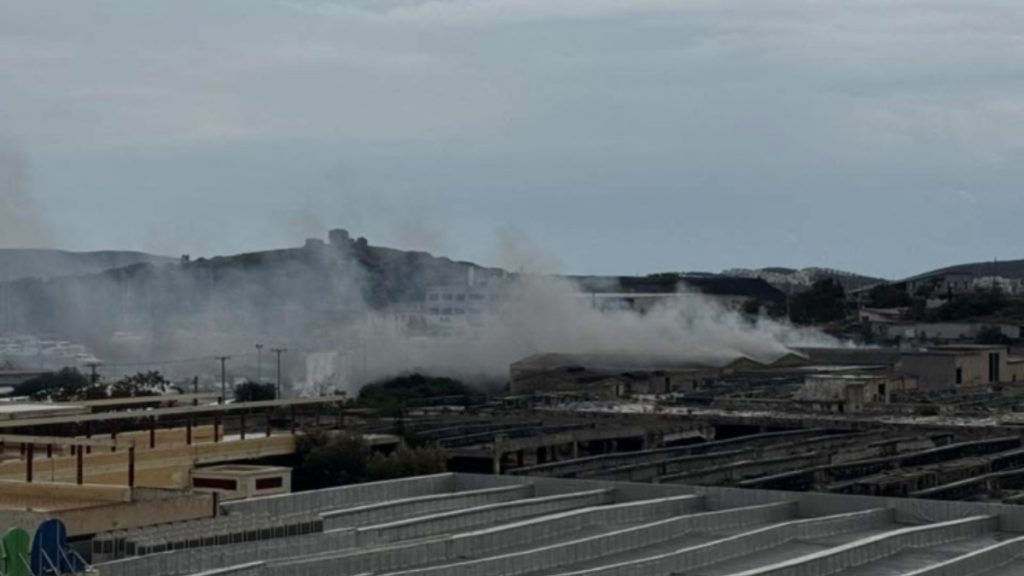 Λαύριο: Αναζωπυρώθηκε η φωτιά στο πρώην εργοστάσιο Καρέλλα
