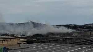 Λαύριο: Αναζωπυρώθηκε η φωτιά στο πρώην εργοστάσιο Καρέλλα