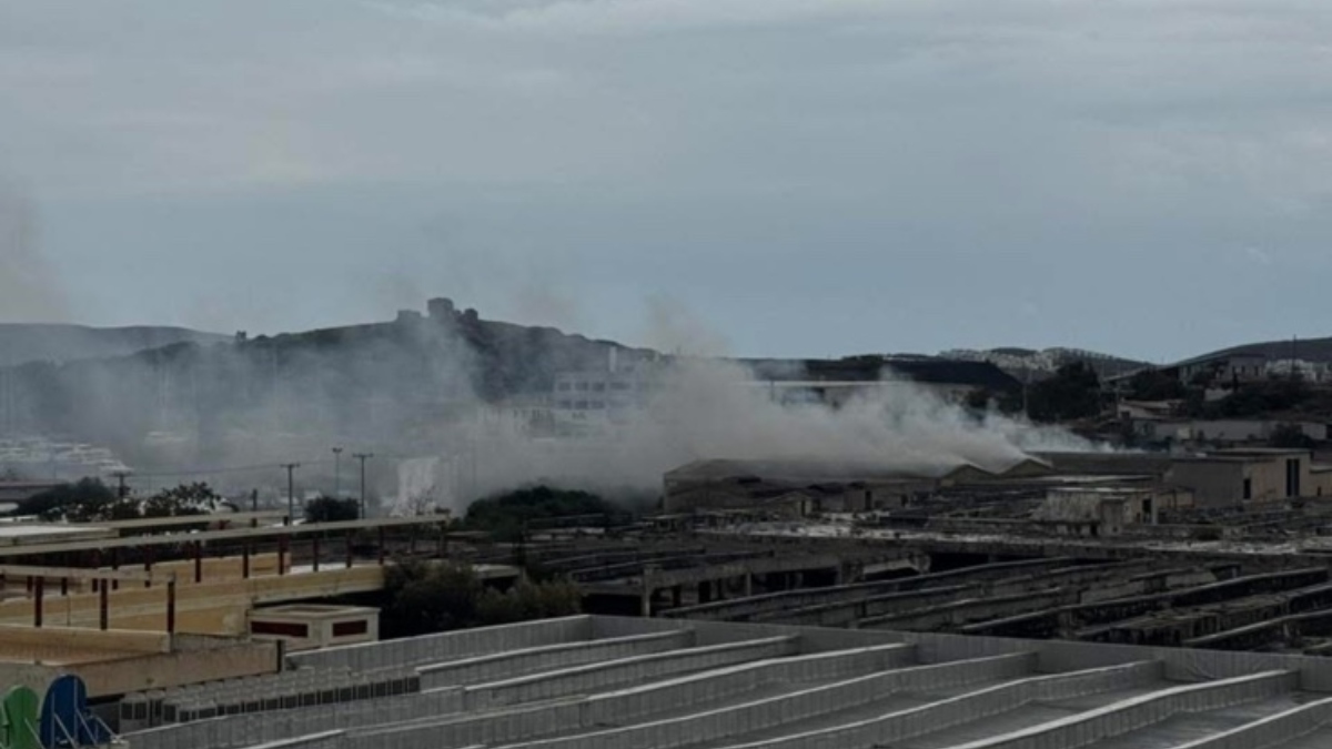 Λαύριο: Αναζωπυρώθηκε η φωτιά στο πρώην εργοστάσιο Καρέλλα