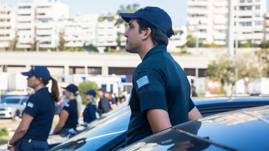 Πάρος: 72χρονος κατέρρευσε πριν επιβιβαστεί σε πλοίο – Λιμενικοί τον επανέφεραν με ΚΑΡΠΑ και απινιδωτή