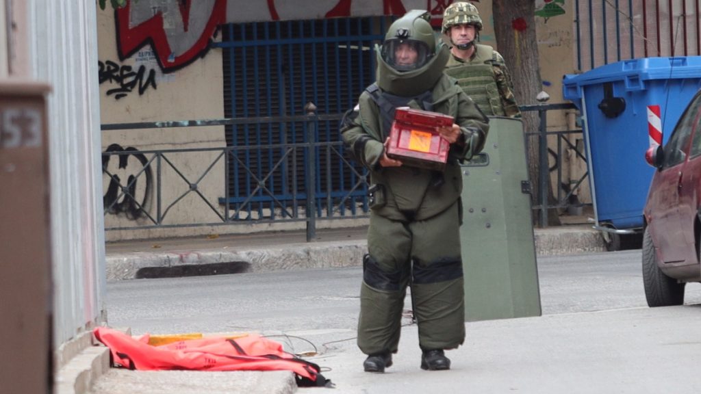Λιοσίων: Εικόνες από την επιχείρηση του στρατού και της ΕΛΑΣ – Βρέθηκε μη λειτουργική χειροβομβίδα