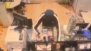 Καρέ καρέ η ένοπλη ληστεία σε πρακτορείο στην Καισαριανή (Βίντεο)