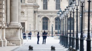 Λούβρο: Συνεχίζεται το ανθρωποκυνηγητό για τους δράστες της ληστείας – Η υπόσχεση Μακρόν και τα κλεμμένα κοσμήματα