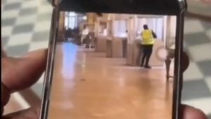 Μουσείο του Λούβρου: Βίντεο ντοκουμέντο από την κινηματογραφική ληστεία – Καρέ καρέ οι κινήσεις ενός από τους δράστες