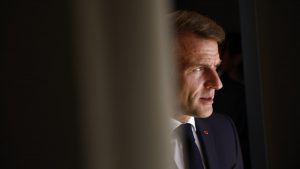 Γαλλία: Αντιμέτωπη με προτάσεις μομφής η νέα κυβέρνηση – “Μην ποντάρετε στην αστάθεια” λέει ο Μακρόν