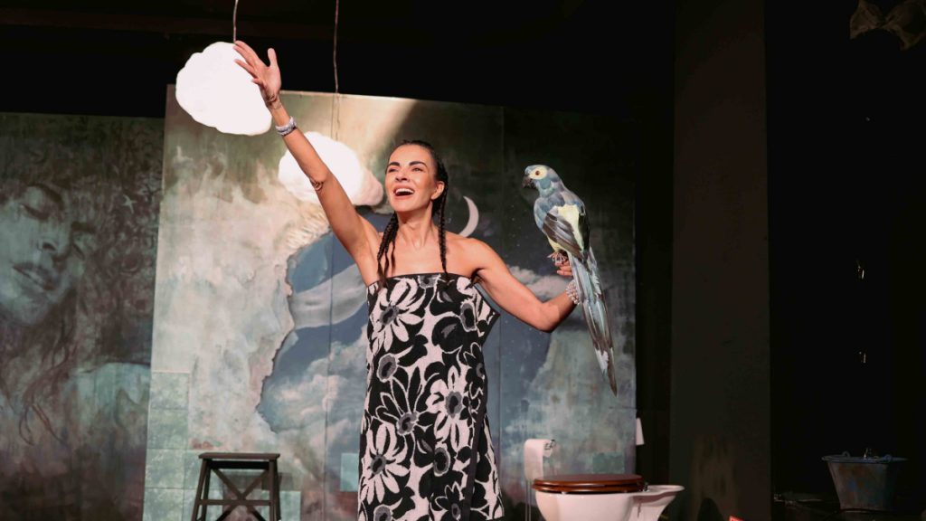 Μαρία Σολωμού: Η «Μ.Α.Ι.Ρ.Ο.Υ.Λ.Α.» στο Θέατρο Κολοσσαίον της Θεσσαλονίκης για 4 μόνο παραστάσεις