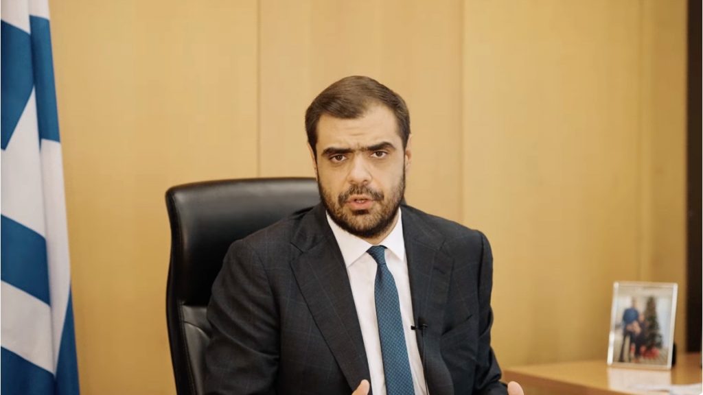 Briefing για τους πολίτες»: Ο Μαρινάκης για επιθέσεις, fake news και… τηλεοπτικές σειρές