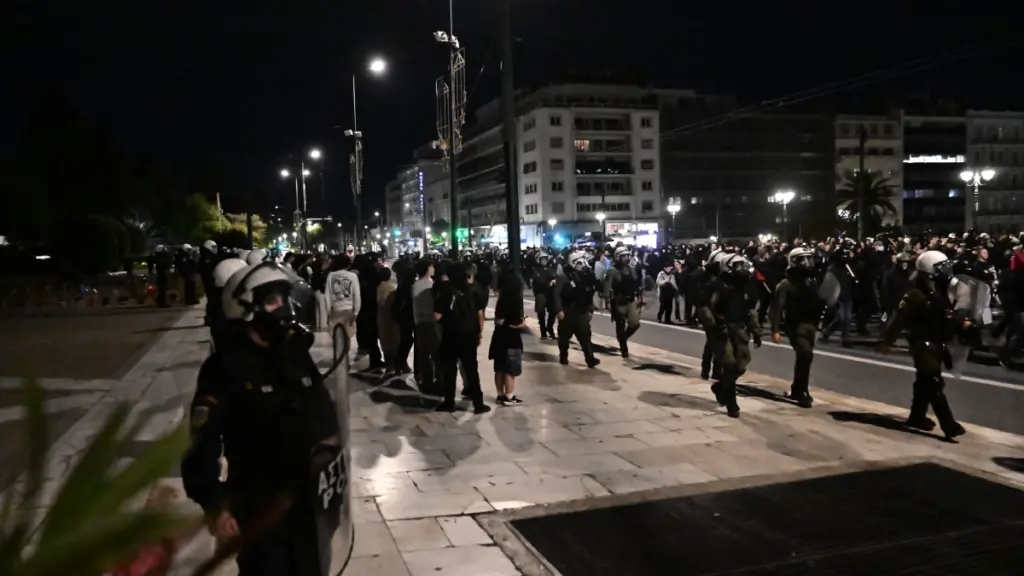 Νέα επίθεση σε αστυνομικούς στα Εξάρχεια – Πέταξαν μολότοφ σε διμοιρία των ΜΑΤ, 9 προσαγωγές και 2 συλλήψεις