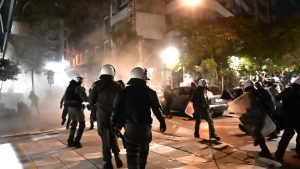 Εξάρχεια: Ένταση και χημικά μετά από πορεία αναρχικών (Βίντεο & Φωτογραφίες)