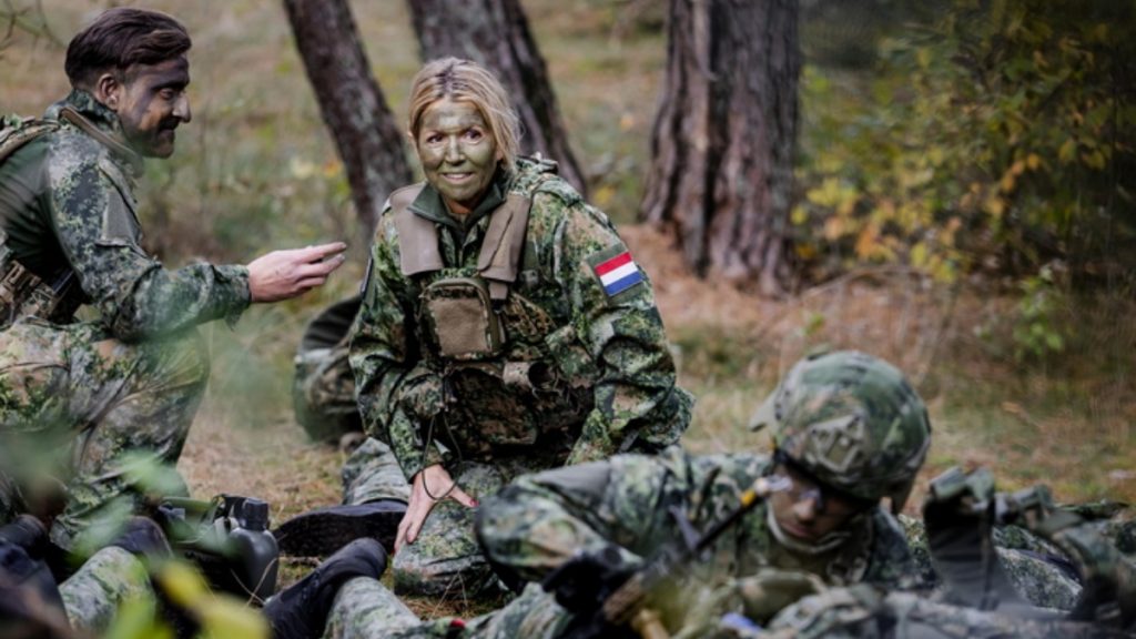 Βασίλισσα Μάξιμα: Αγνώριστη σε στρατιωτική εκπαίδευση με παραλλαγή και φούμο (φωτογραφία)