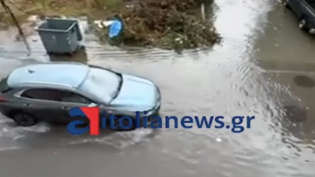 Μεσολόγγι: Κεντρικοί δρόμοι μετατράπηκαν σε ποτάμια από την κακοκαιρία (Βίντεο)
