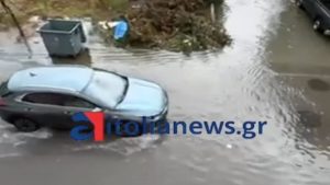Μεσολόγγι: Κεντρικοί δρόμοι μετατράπηκαν σε ποτάμια από την κακοκαιρία (Βίντεο)