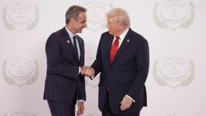 Θερμή χειραψία Μητσοτάκη – Τραμπ στη Σύνοδο για την ειρήνη στη Γάζα (Βίντεο)
