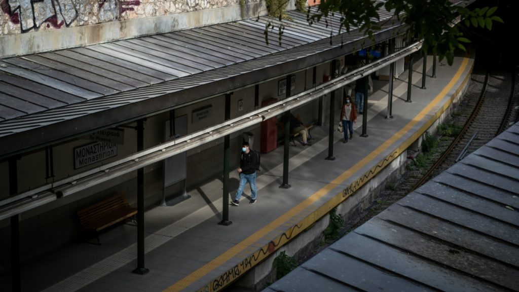 Υπό κατάρρευση το “Μοναστηράκι” – Πρόβλημα στατικότητας στον σταθμό του ΗΣΑΠ