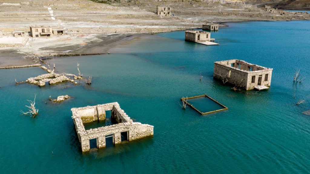 Μόρνος: Νέα υποχώρηση στην επιφάνεια της λίμνης – Στα χαμηλότερα επίπεδα της 10ετιας το συνολικό ετήσιο ύψος βροχής
