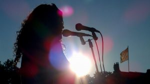 Ρωσία: 18χρονη μουσικός του δρόμου καταδικάστηκε για «δυσφήμιση» του στρατού