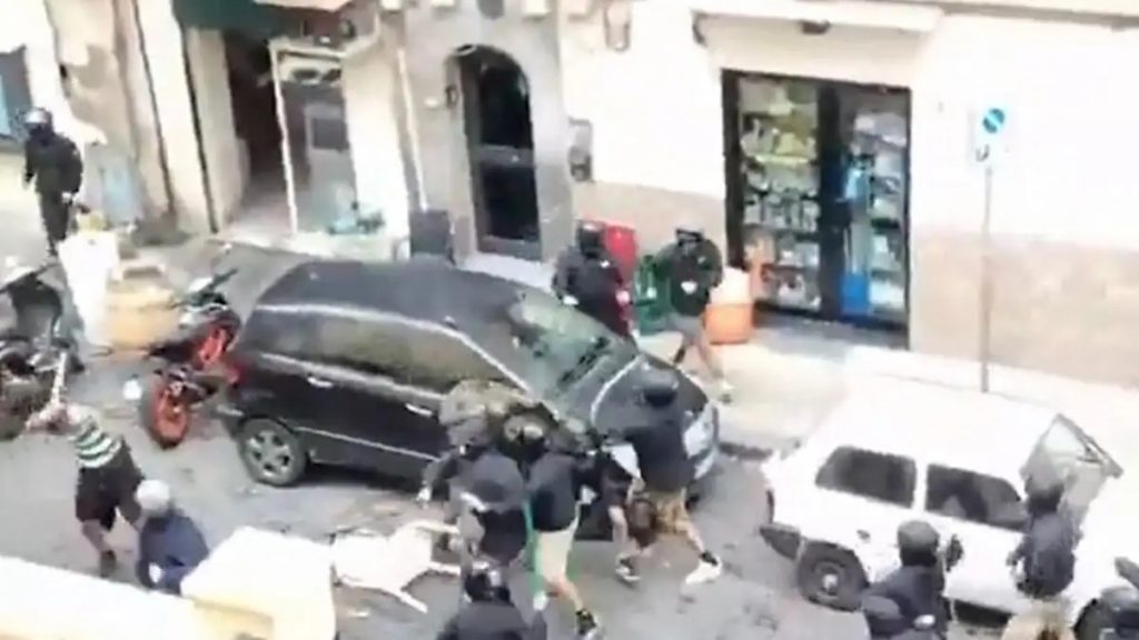 Νάπολι – Σπόρτινγκ Λισαβόνας: Σοβαρά επεισόδια μεταξύ οπαδών – Μάχες σώμα με σώμα (Βίντεο)