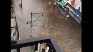 Φονικές πλημμύρες στη Νέα Υόρκη – Δύο νεκροί και χάος στους δρόμους της πόλης (βίντεο)