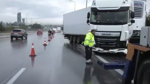 Θεσσαλονίκη: Εκτροπή νταλίκας στο ύψος του Δερβενίου – Κλειστή η δεξιά λωρίδα κυκλοφορίας (βίντεο)