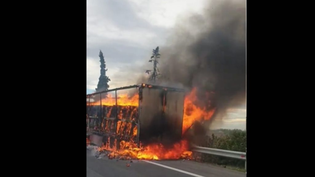 Φωτιά σε εν κινήσει νταλίκα στην ΕΟ Αθήνας-Θεσσαλονίκης (βίντεο)