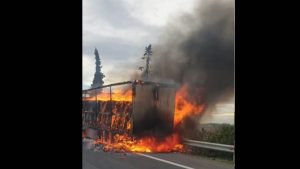Φωτιά σε εν κινήσει νταλίκα στην ΕΟ Αθήνας-Θεσσαλονίκης (βίντεο)