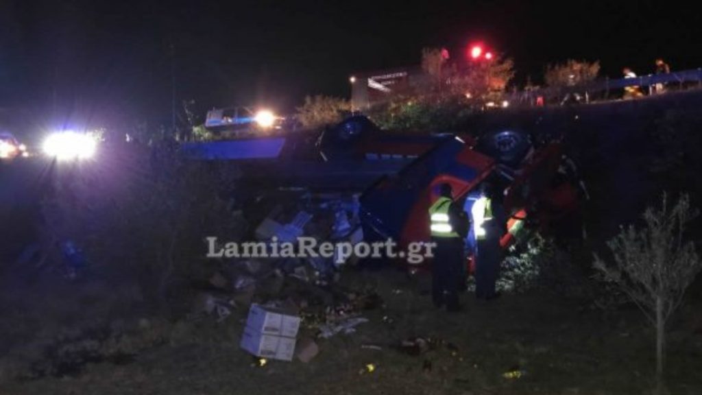 Λαμία: Εκτροπή νταλίκας στην εθνική οδό – Τραυματίστηκε ο οδηγός του οχήματος (φωτογραφίες)