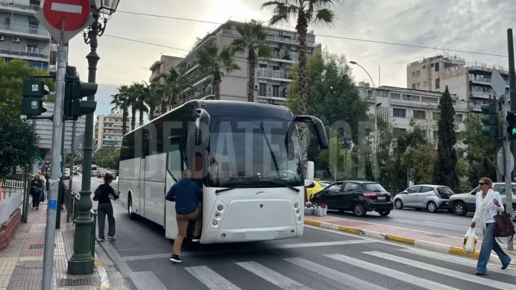 Ταλαιπωρία για επιβάτες της λεωφορειακής γραμμής 040 — Έμεινε ιδιωτικό λεωφορείο και δεν μπορούσαν να περάσουν της γραμμής