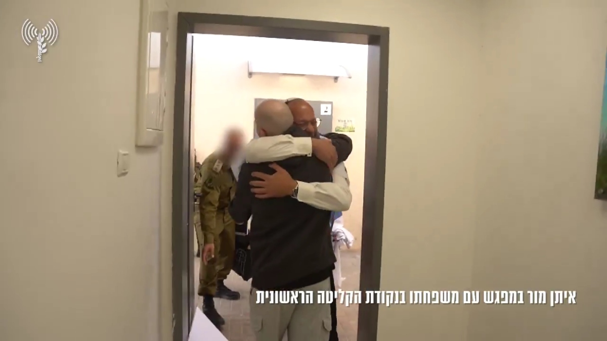 Ισραήλ: Απελευθερώθηκε ο όμηρος που αναγκάστηκε να σκάψει τον τάφο του – Συγκλονιστικές στιγμές επανένωσης (Βίντεο)