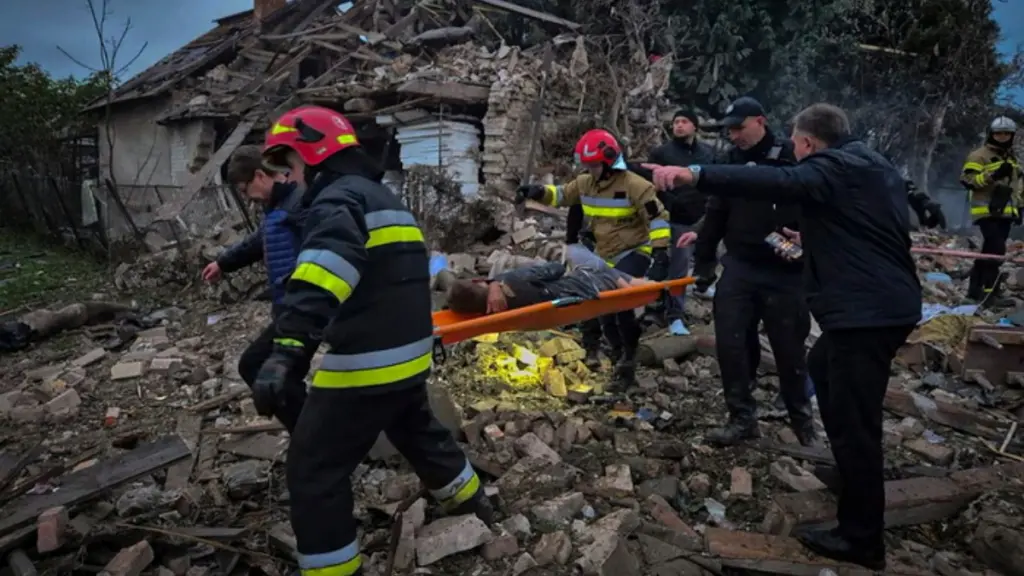 Ουκρανία: Πέντε νεκροί από ρωσικά πλήγματα – Σε ετοιμότητα οι πολωνικές δυνάμεις (βίντεο+φωτογραφίες)