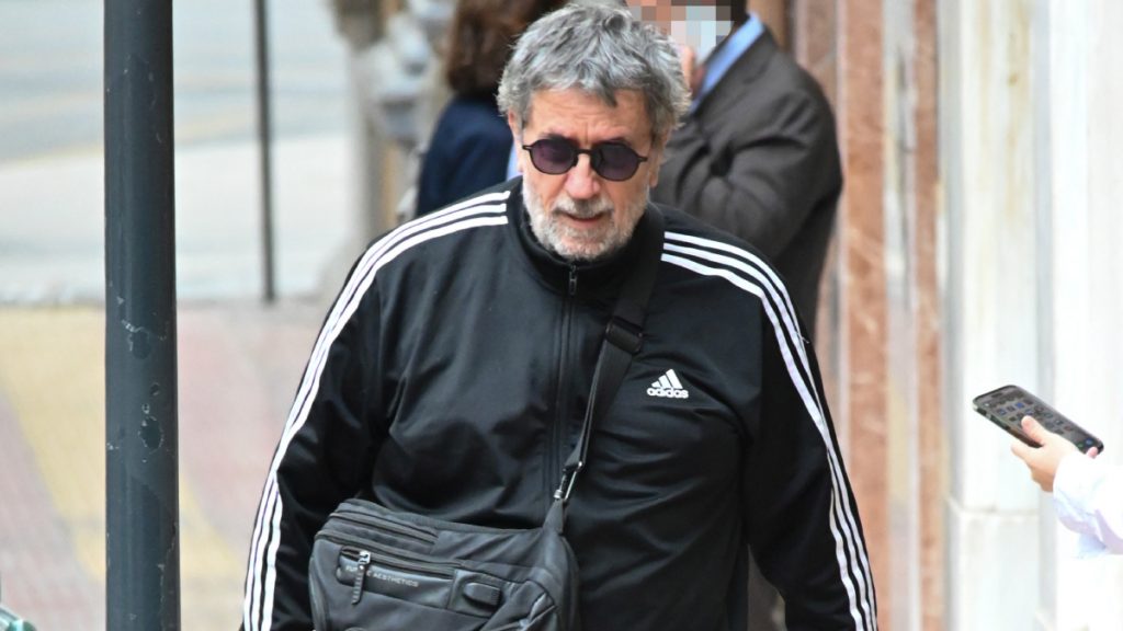 Σπύρος Παπαδόπουλος: Σπάνια δημόσια εμφάνιση στο κέντρο της Αθήνας μετά από καιρό (pics)