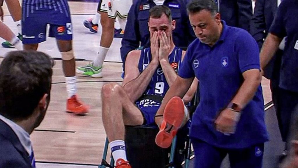 Γιώργος Παπαγιάννης: Η στιγμή του σοκαριστικού τραυματισμού του στον αγώνα Εφές – Παναθηναϊκός AKTOR (Βίντεο)