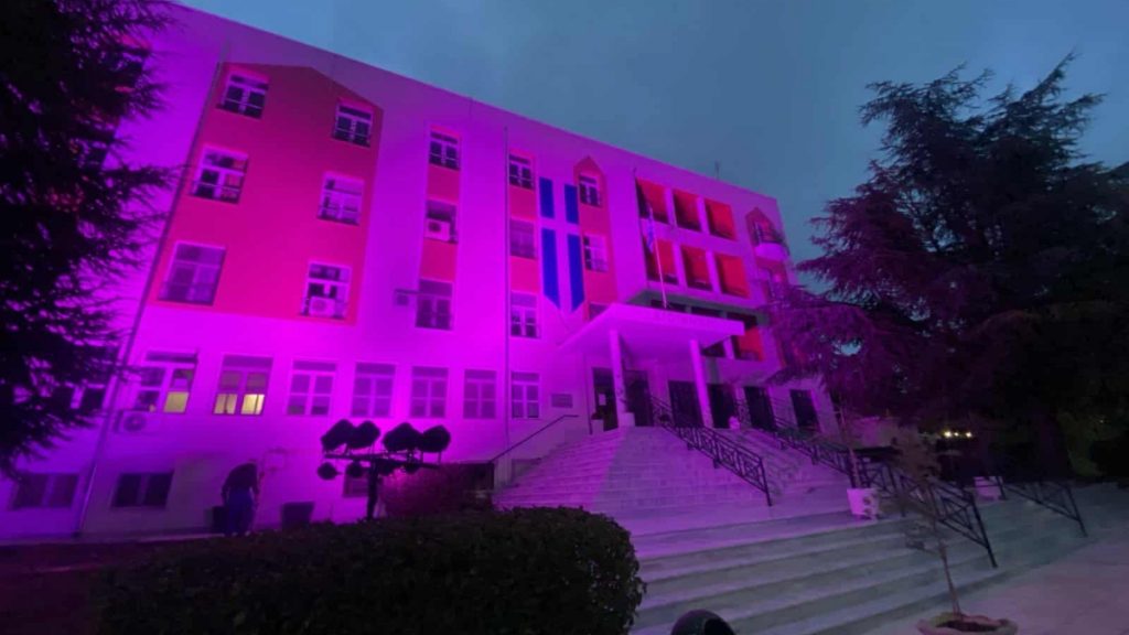Θεσσαλονίκη: Το Νοσοκομείο Παπανικολάου ντύθηκε στα ροζ για την πρόληψη του καρκίνου του μαστού