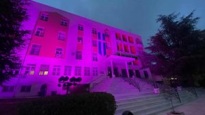 Θεσσαλονίκη: Το Νοσοκομείο Παπανικολάου ντύθηκε στα ροζ για την πρόληψη του καρκίνου του μαστού