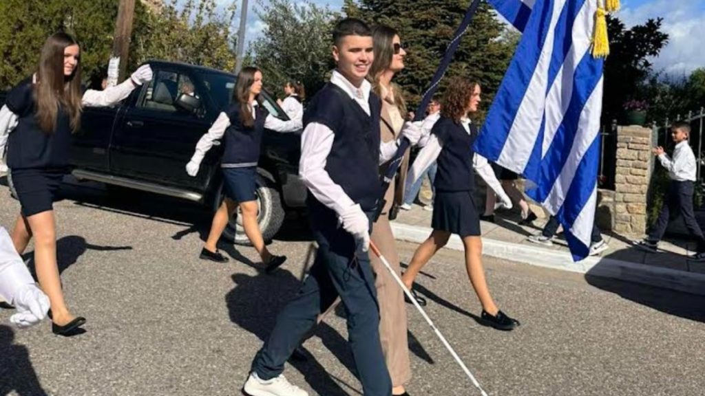Συγκλονίζει ο τυφλός μαθητής που συμμετείχε στην παρέλαση ως σημαιοφόρος: “Συγκινήθηκα που ήμουν μπροστά με τη σημαία”