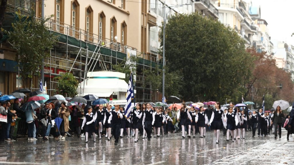 28η Οκτωβρίου: Υπό έντονη βροχόπτωση η μαθητική παρέλαση στην Θεσσαλονίκη (Εικόνες)