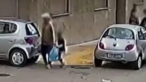 Πάτρα: Ανήλικοι επιτέθηκαν σε ηλικιωμένο για να τον κλέψουν – Τραυματίστηκε στην προσπάθεια του να αντιδράσει (Βίντεο)