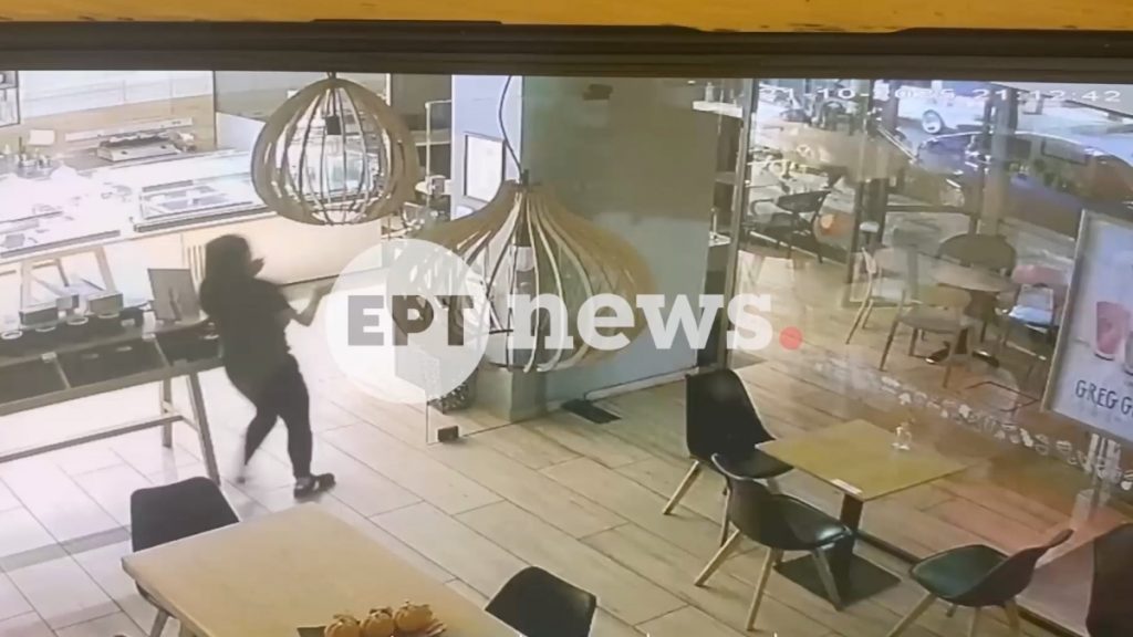 Βίντεο ντοκουμέντο από το σοκαριστικό τροχαίο στο Περιστέρι με παράσυρση μητέρας και 2χρονου παιδιού