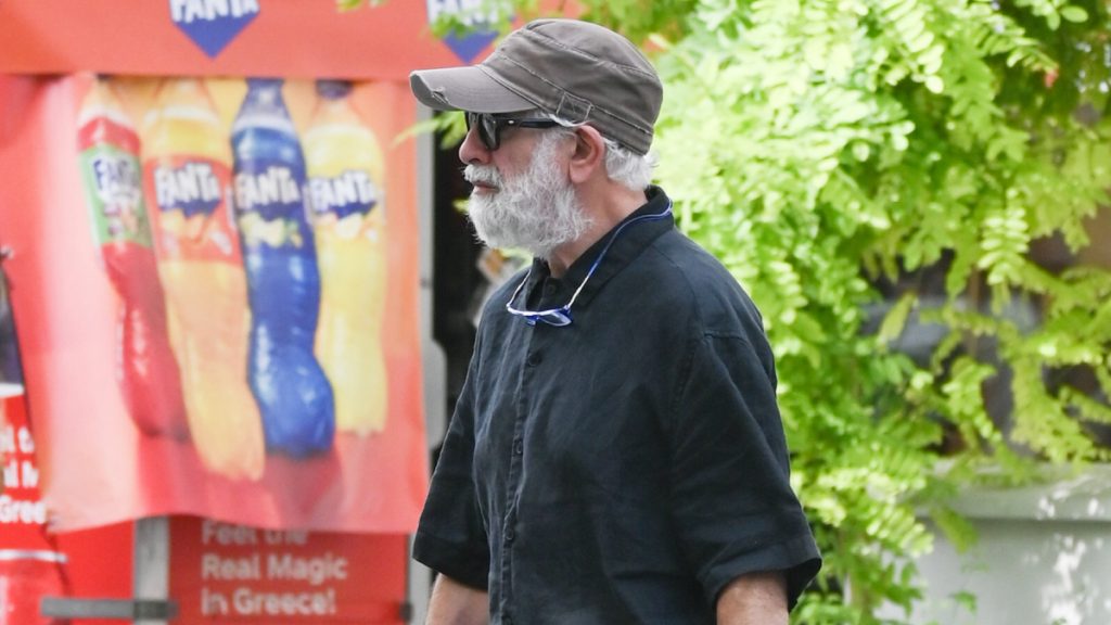 Πέτρος Φιλιππίδης: Φανερά αδυνατισμένος σε σπάνια δημόσια εμφάνιση στο κέντρο της Αθήνας (pics)