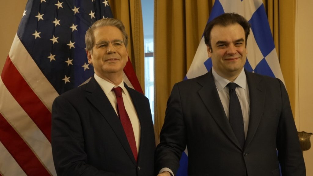 Πιερρακάκης: Συναντήθηκε με τον υπουργό Οικονομικών των ΗΠΑ Σκοτ Μπέσεντ