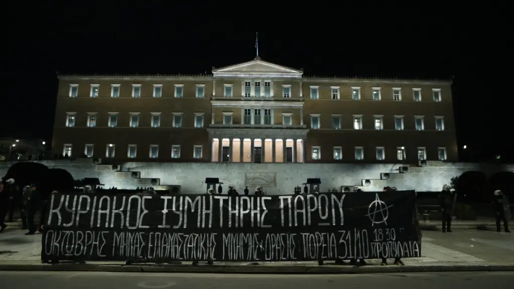 Πορεία στο Σύνταγμα – Τα ΜΑΤ παραταγμένα μπροστά στον Άγνωστο Στρατιώτη, η τροπολογία “δοκιμάζεται” (Εικόνες)